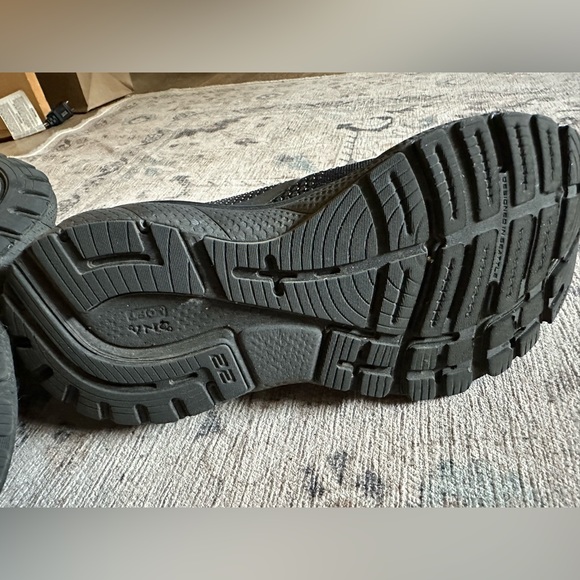 Brooks adrenaline GTS 22 size 5 in great condition! - Picture 10 of 10